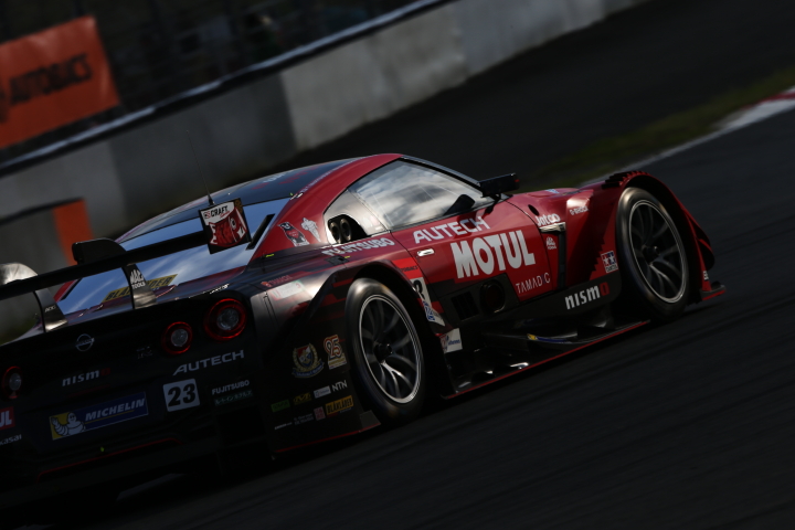 決勝レース: 松田次生／ロニー・クインタレッリ組（MOTUL AUTECH GT-R）