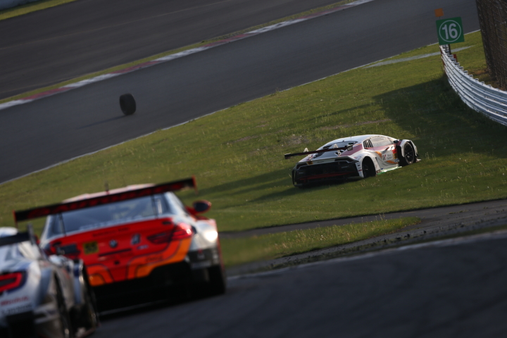 決勝レース: タイヤが外れた平峰一貴のマネパランボルギーニ GT3