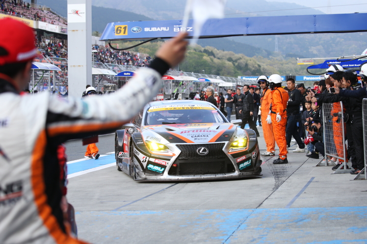 決勝レース: 優勝した坪井翔を待つ中山雄一（LM corsa）
