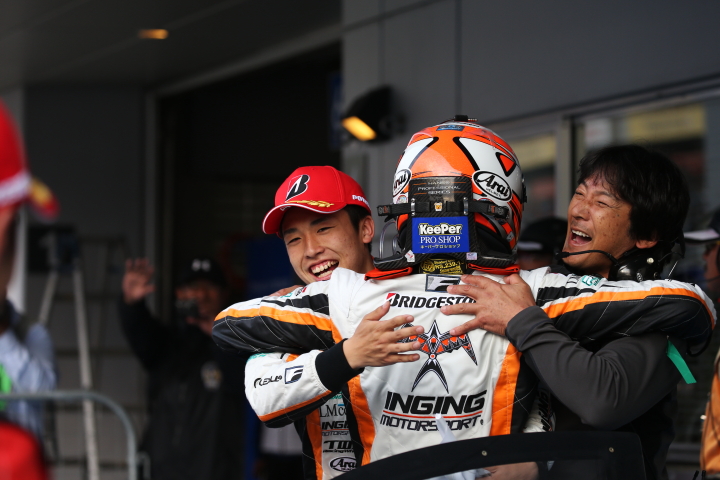決勝レース: GT300クラスで優勝して抱き合う坪井翔と中山雄一（LM corsa）