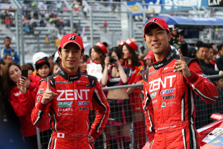 決勝レース: GT300クラスで優勝した立川祐路と石浦宏明（LEXUS TEAM ZENT CERUMO）