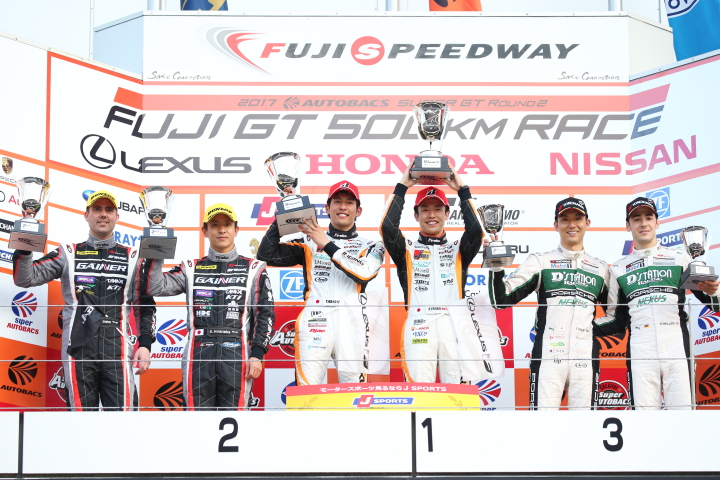 表彰式: GT300クラストップ3のドライバーたち