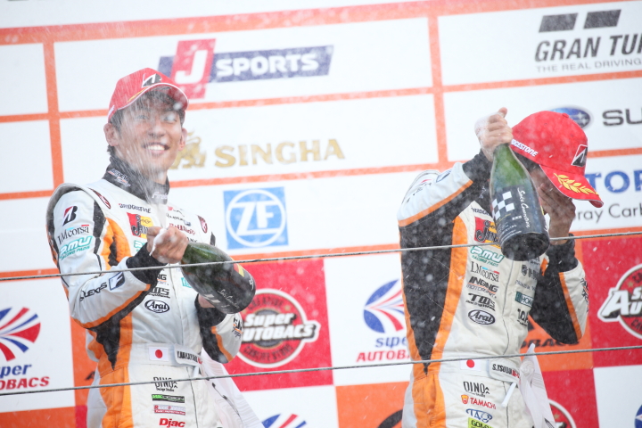 表彰式: 優勝した中山雄一と坪井翔がシャンパンファイト