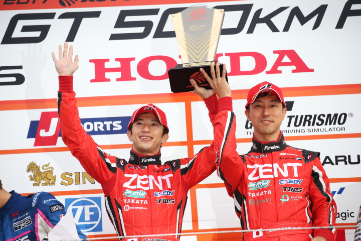 表彰式: GT300クラスで優勝した立川祐路と石浦宏明（LEXUS TEAM ZENT CERUMO）