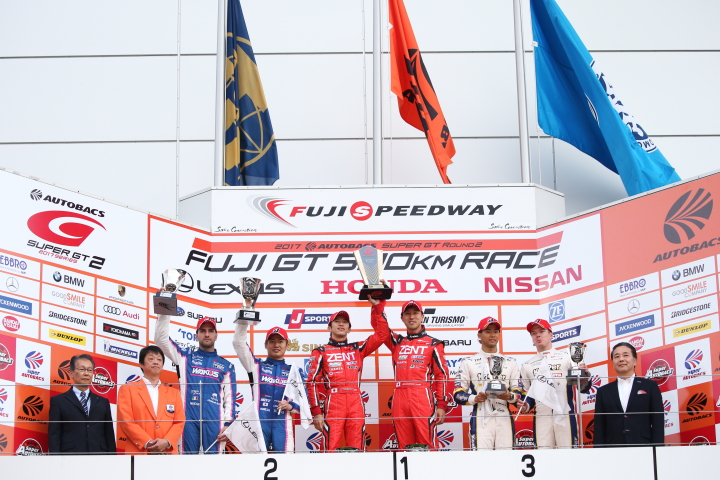 表彰式: GT500クラストップ3のドライバーたち