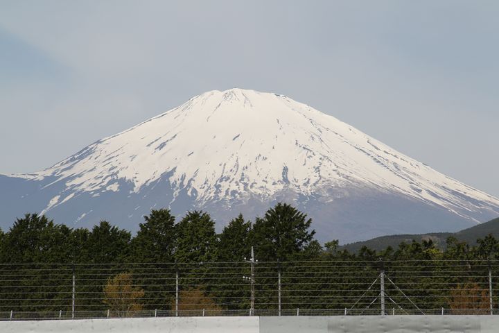公式練習: 富士スピードウェイは早朝より富士山が顔を出した