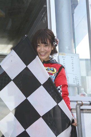 AKB48 Team8太田奈緒さんがゴールフラッグマーシャルを担当した