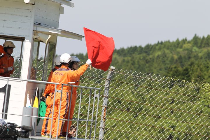 公式練習: 2度の赤旗が出る荒れた展開となった