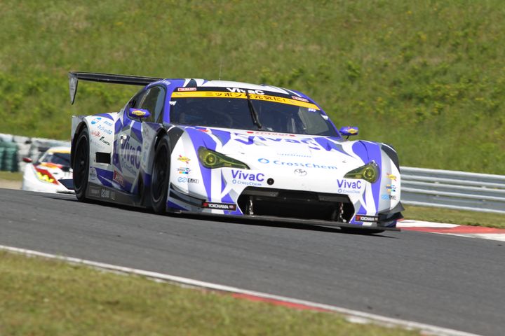 GT300クラスポールポジションは松井孝允／山下健太組（VivaC 86 MC）