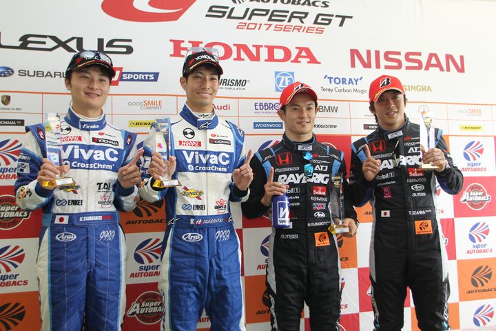 予選フォトセッション:  両クラスのポールシッター