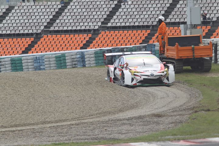 GT500クラス車両のスピンに巻き込まれてリタイアした久保凜太郎（TOYOTA PRIUS apr GT）