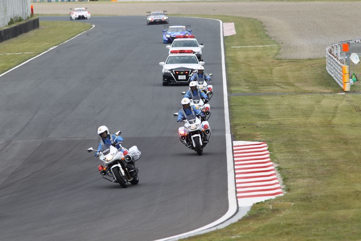 白バイとパトカーの先導でパレードラップが行われた