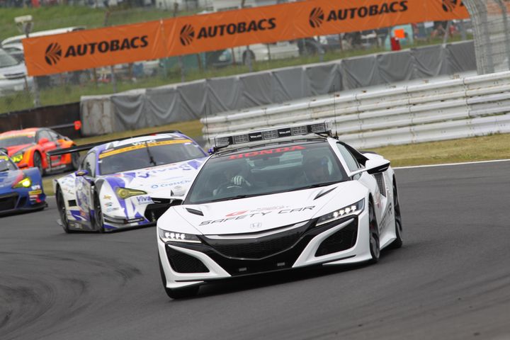 GT500クラス車両のスピンによる多重事故でセーフティーカーが導入された