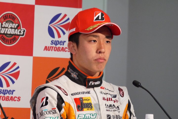 決勝記者会見: GT300で優勝した坪井翔（LM corsa）