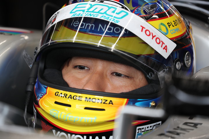レース2予選: コックピットで待機する石浦宏明（P.MU/CERUMO · INGING）