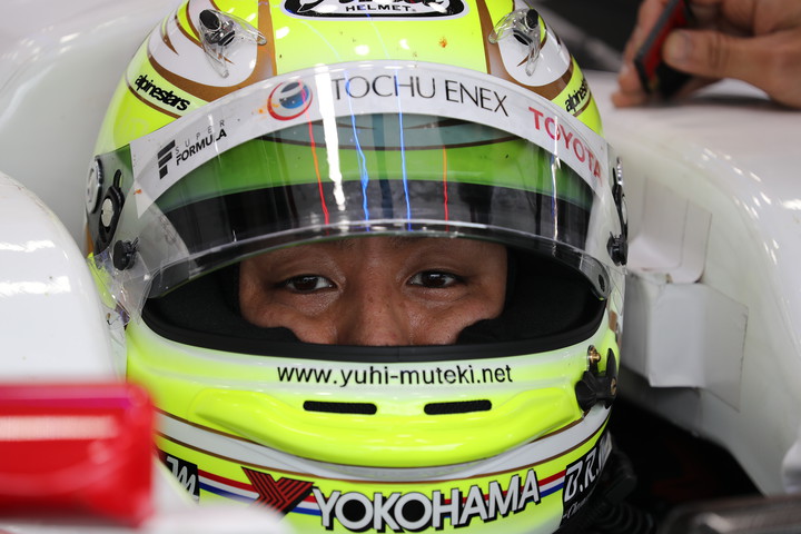 レース2予選: コックピットで待機する関口雄飛（ITOCHU ENEX TEAM IMPUL）