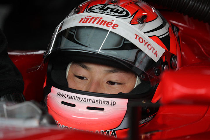レース2予選: コックピットで待機する山下健太（KONDO RACING）