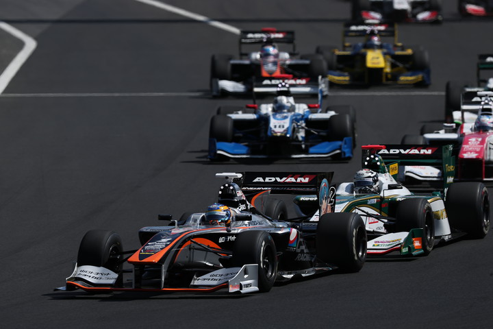 スタート直後、1コーナーの攻防