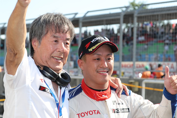 優勝チーム監督の星野一義氏と関口雄飛