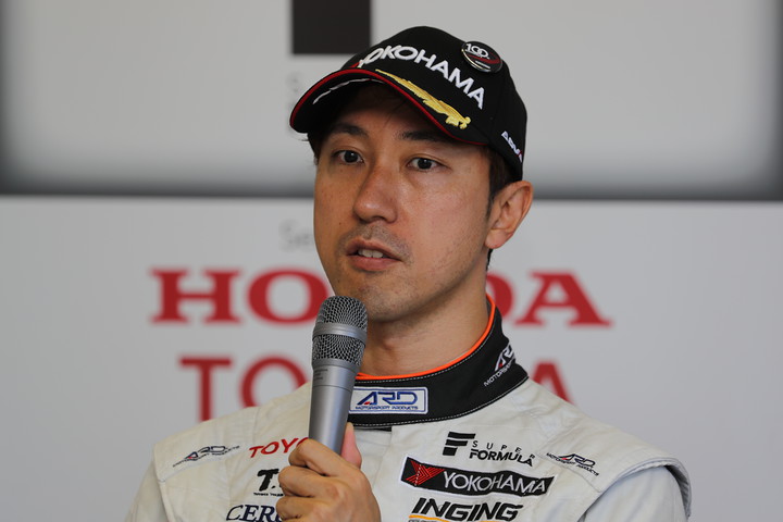 決勝記者会見: 2位の石浦宏明（P.MU/CERUMO · INGING）