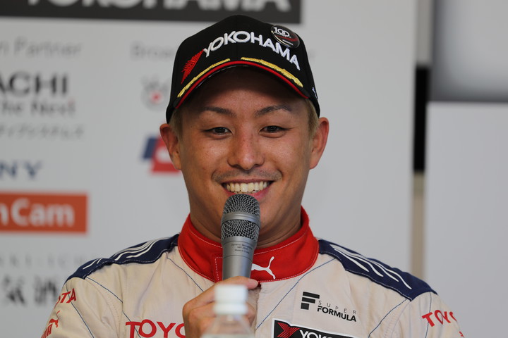決勝記者会見: 優勝した関口雄飛（ITOCHU ENEX TEAM IMPUL）