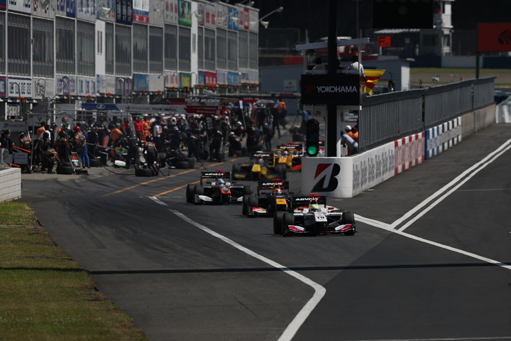 早くも1周目を終わってピット作業をこなしピットアウトするドライバーたち