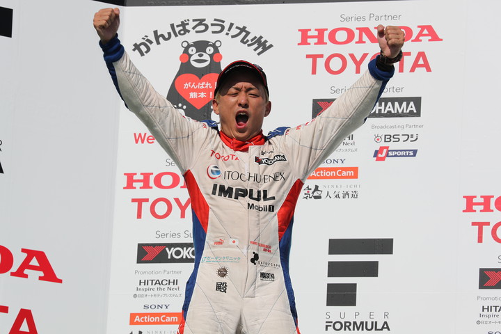表彰台で歓喜の関口雄飛（ITOCHU ENEX TEAM IMPUL）