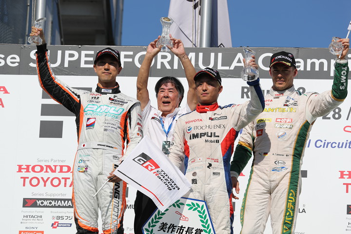 表彰式: 優勝・関口雄飛、2位・石浦宏明、3位・アンドレ・ロッテラー