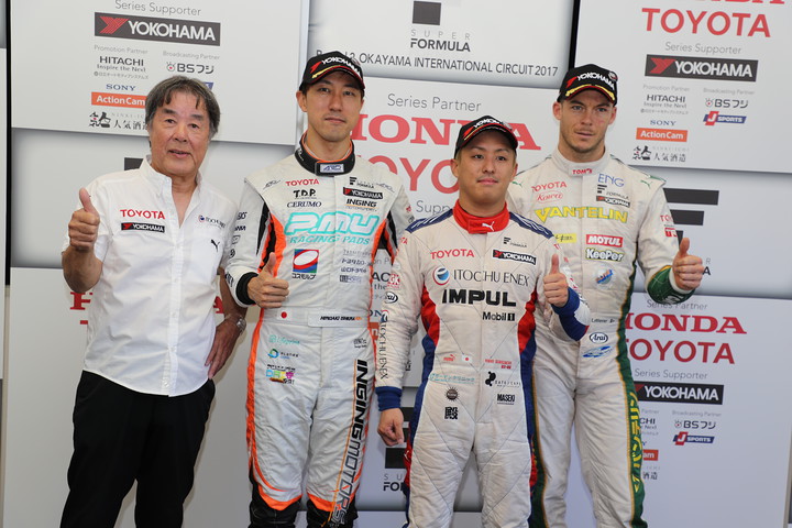 決勝フォトセッション: トップ3人と優勝チーム監督