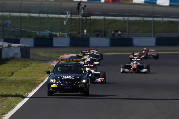 レース途中にセーフティーカーが導入された