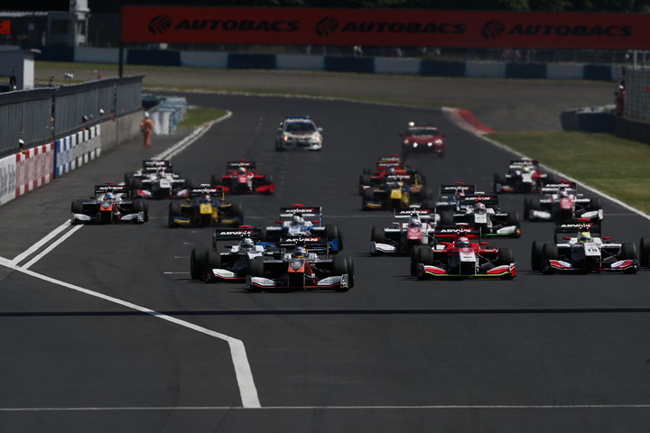 51周の決勝レースがスタートした