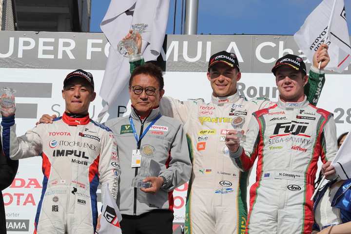 レース1表彰式: トップ3とチーム監督