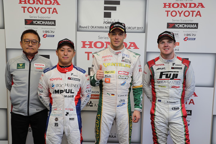 レース1決勝フォトセッション: トップ3のドライバーたちとチーム監督