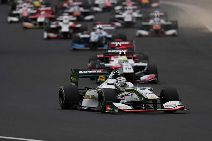 決勝レース1がスタート！　1コーナーから2コーナーにかけての攻防