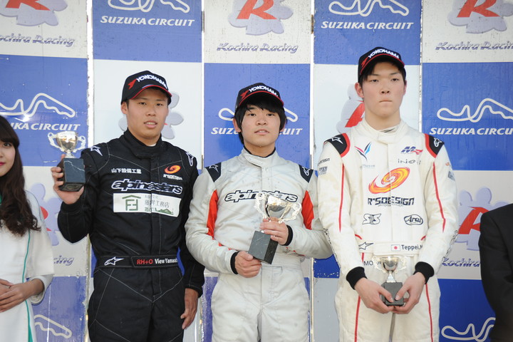 表彰式: 優勝・岡本大地（中央）、2位・山内飛侑（左）、3位・名取鉄平