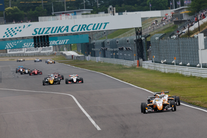 2周目の1コーナーの攻防