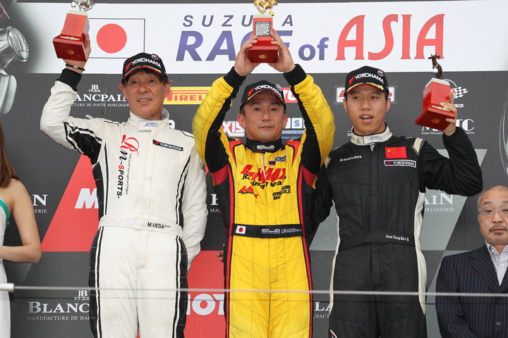 Nクラス表彰式: 優勝・DRAGON、2位・植田正幸、3位・アレックス・ヤン