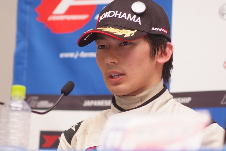 決勝記者会見: Nクラス3位の長谷川綾哉（ALBIREX RACING TEAM）