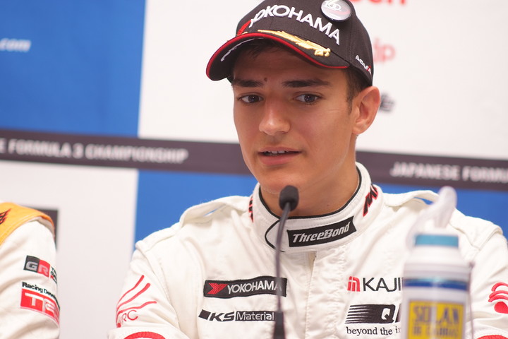 決勝記者会見: 2位のアレックス・パロウ（ThreeBond Racing with DRAGO CORSE）