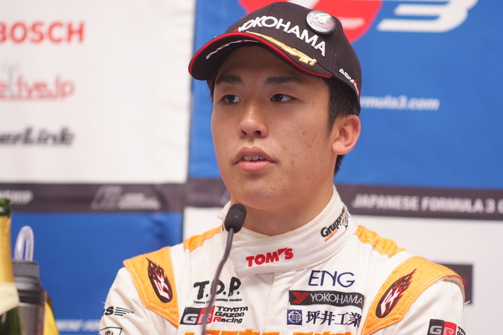 決勝記者会見: 優勝した坪井翔（カローラ中京Kuo TEAM TOM'S）