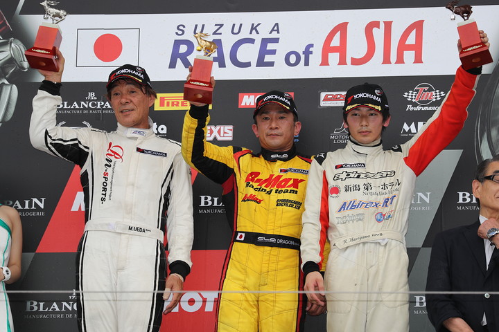 Nクラス表彰式: 優勝・DRAGON、2位・植田正幸、3位・長谷川綾哉