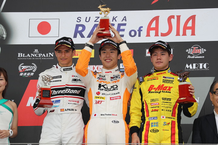 表彰式: 優勝・坪井翔、2位・アレックス・パロウ、3位・高星明誠