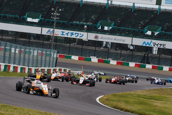 スタート直後のS字入り口。坪井翔が頭一つ抜き出てレースは始まった