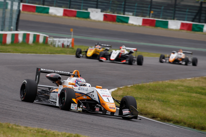 2周目のS字入り口。坪井翔がリードを広げ、後方では高星明誠とアレックス・パロウがサイドバイサイド