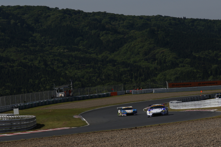 公式練習: 外輪山の麓をかけるGTマシン