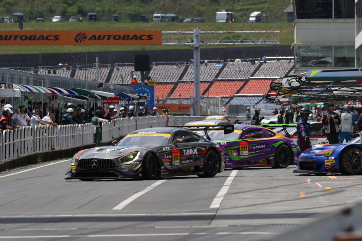 ノックアウト予選Q1: 予選に向けてピットアウトするGT300クラスのマシン