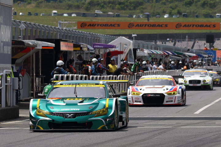 ノックアウト予選Q1: 予選に向けてピットアウトするGT300クラスのマシン
