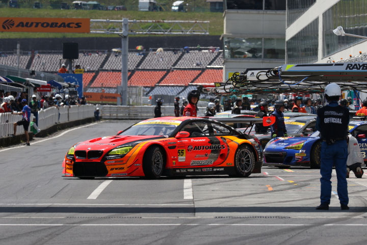 ノックアウト予選Q1: 予選に向けてピットアウトするGT300クラスのマシン