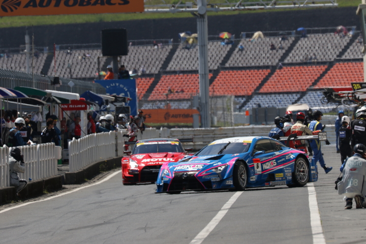 ノックアウト予選Q1: 予選に向けてピットアウトするGT500クラスのマシン