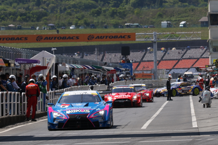 ノックアウト予選Q1: 予選に向けてピットアウトするGT500クラスのマシン